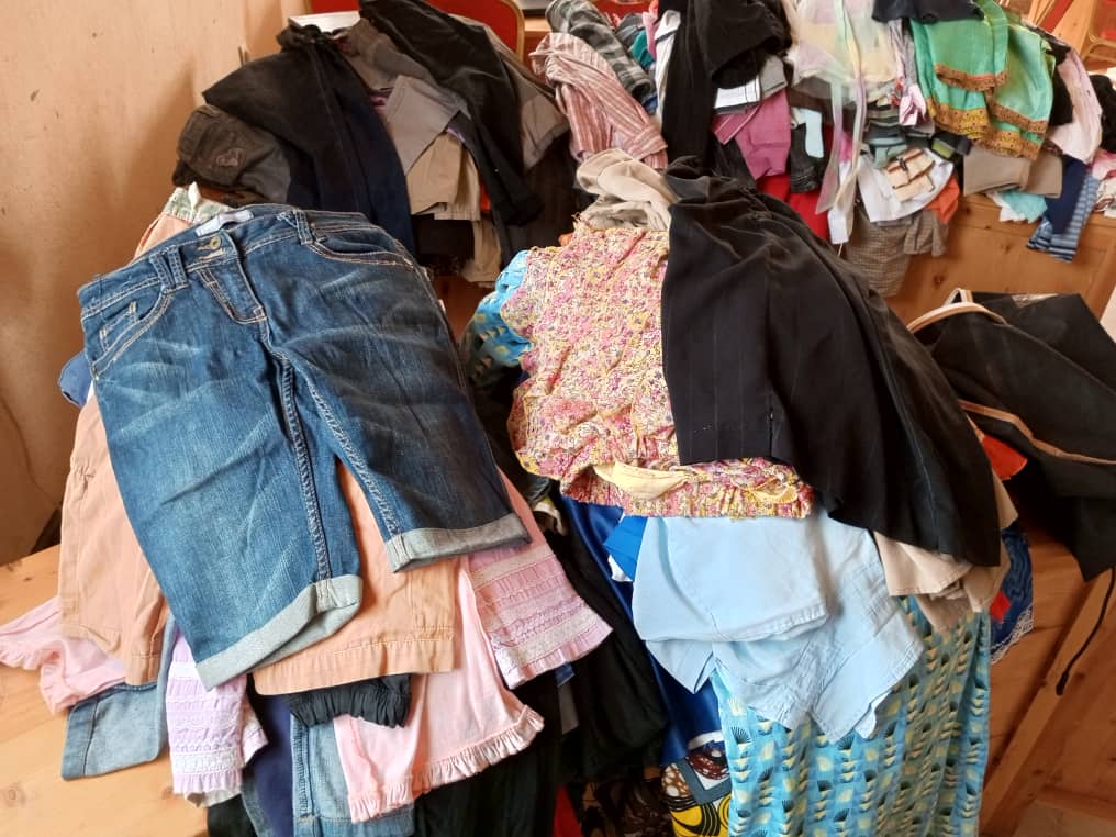 AIkibondo's tweet photo. Kuri uyu wa gatanu abarezi n'abanyeshuri b'ishuri ribanza ry'Ikibondo bafashije abarwayi ba CHUB batagira gisurwa aho babafashishije amafaranga, inkweto, imyenda,  amasabune,... Byose hamwe bifite agaciro ka 500.000frws @HuyeDistrict @chu_butare https://t.co/7wjgeiXpRv