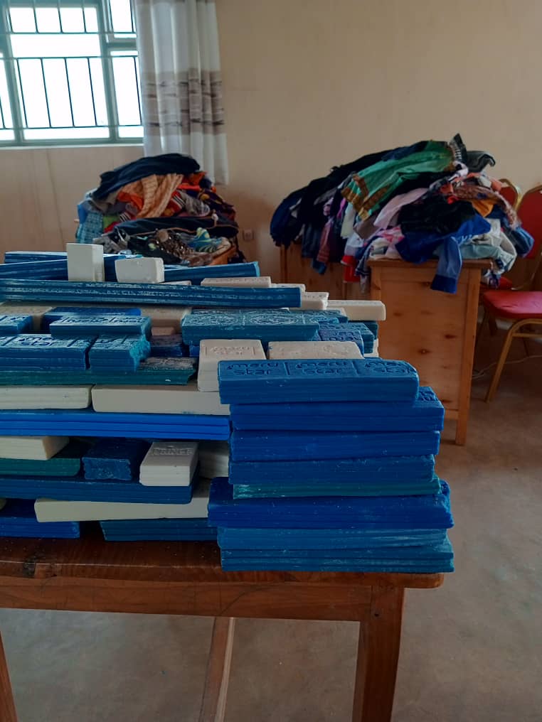 AIkibondo's tweet photo. Kuri uyu wa gatanu abarezi n'abanyeshuri b'ishuri ribanza ry'Ikibondo bafashije abarwayi ba CHUB batagira gisurwa aho babafashishije amafaranga, inkweto, imyenda,  amasabune,... Byose hamwe bifite agaciro ka 500.000frws @HuyeDistrict @chu_butare https://t.co/7wjgeiXpRv