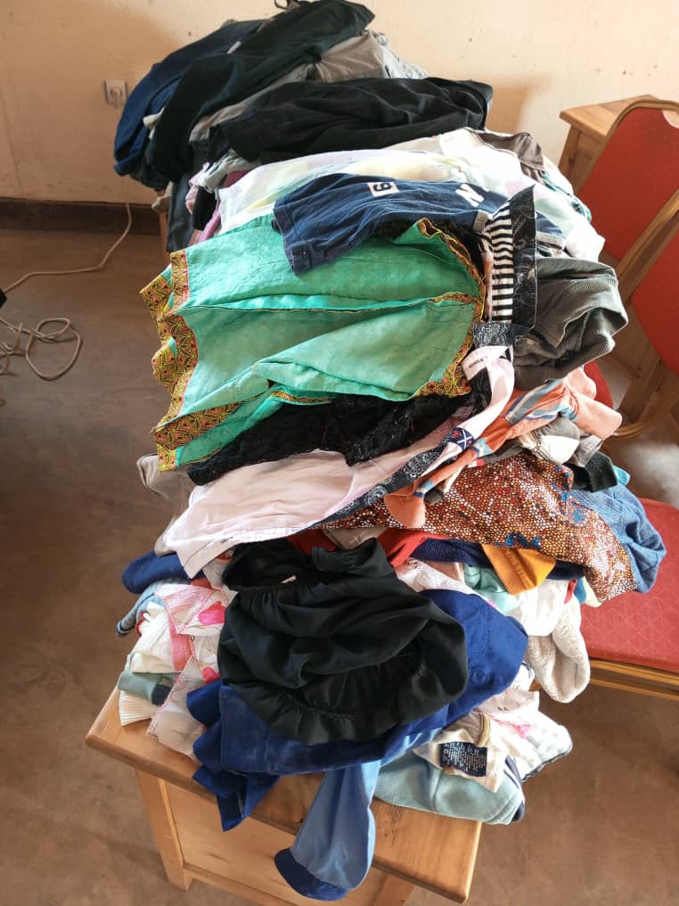 AIkibondo's tweet photo. Kuri uyu wa gatanu abarezi n'abanyeshuri b'ishuri ribanza ry'Ikibondo bafashije abarwayi ba CHUB batagira gisurwa aho babafashishije amafaranga, inkweto, imyenda,  amasabune,... Byose hamwe bifite agaciro ka 500.000frws @HuyeDistrict @chu_butare https://t.co/7wjgeiXpRv