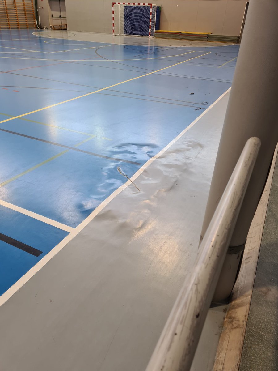 AntonioJBlasco's tweet photo. El estado del Pabellón Dulce Chacón es lamentable. Pero más lamentable es la desidia del @AytoRivas y su Concejala de Deportes @monicacarazo obligando a los equipos federados (@rivastatlantis y @cdrivasfutsal) a jugar en instalaciones que no son seguras para el fútbol sala. https://t.co/T7h5Dpd8mt