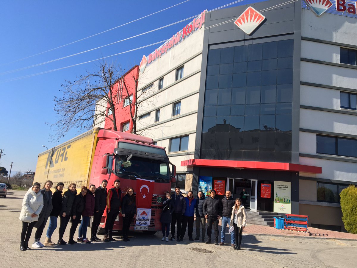 BK_Nazilli's tweet photo. Afet bölgesinde bulunan tüm vatandaşlarımızın yanıdayız. Yaralarımızı hep beraber sarmak İçin Bahçeşehir Uğur Eğitim Kurumları Nazilli Kampüsleri olarak 2. Tırımızıda Gaziantep-Islahiye’ye uğurladık. Katkı sağlayan herkese teşekkür ederiz. ❤️💙#günbirlikgünü #herzamanyanınızdayız https://t.co/PMC3T4F59L