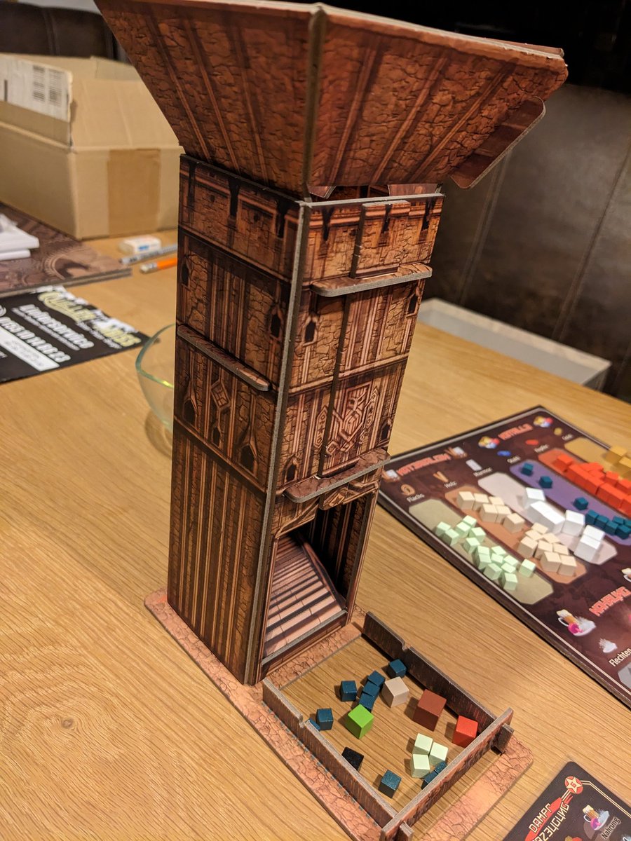 spielfaktor's tweet photo. Es sieht so schwierig aus, aber eigentlich war #Factory42 gar nicht so schwer. Die Ikonographie ist verbesserungswürdig.
Es hat aber großen Spaß gemacht als Zwerge in einer kommunistischen Fabrik gemeinsam zu produzieren und einander nichts zu gönnen 🤣 https://t.co/XoO6NWabnu