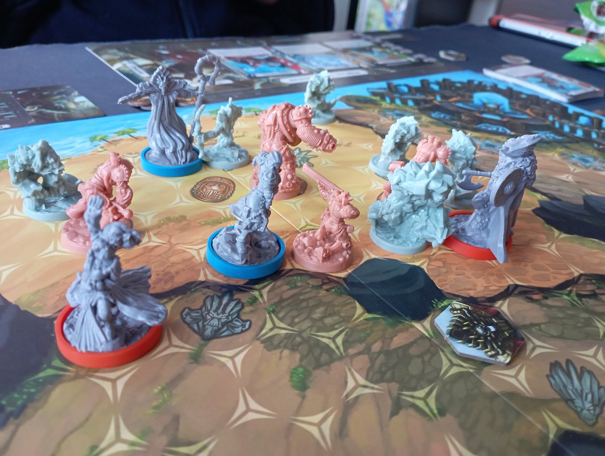 gixmo (@gixmoso) on Twitter photo Estrenando guards of atlantis en <a href="/ClubSemper/">Asociación Semper Ludens Gijón</a> . La compañía ayuda mucho, pero me ha gustado lo de darnos de toñas intentando conquistar la zona rival.
Si sigue así lo pintaré y todo 😁 Estrenando guards of atlantis en <a href="/ClubSemper/">Asociación Semper Ludens Gijón</a> . La compañía ayuda mucho, pero me ha gustado lo de darnos de toñas intentando conquistar la zona rival.
Si sigue así lo pintaré y todo 😁