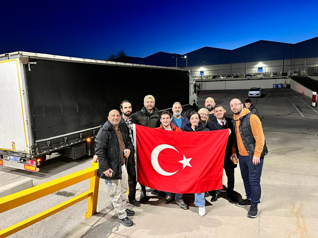 TC_MadridBE's tweet photo. Con la ayuda de nuestros ciudadanos y amigos españoles, hemos enviado 40 toneladas de material de ayuda a Türkiye con 3 aviones ✈️, 3 camiones 🚚 y 1 contenedor 🚢. 
🇹🇷🇪🇦 https://t.co/PA5RJ8VUnE