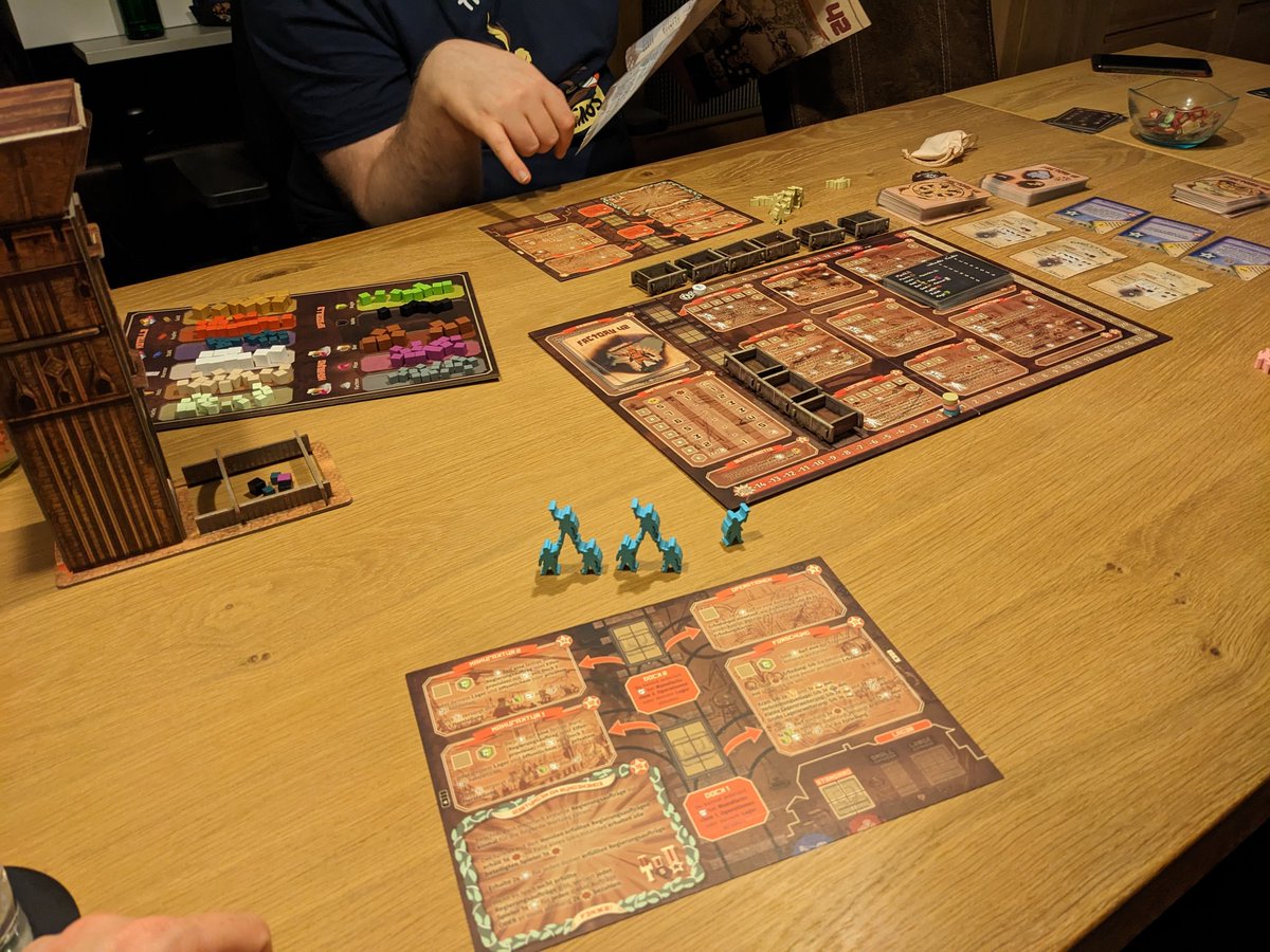 spielfaktor's tweet photo. Es sieht so schwierig aus, aber eigentlich war #Factory42 gar nicht so schwer. Die Ikonographie ist verbesserungswürdig.
Es hat aber großen Spaß gemacht als Zwerge in einer kommunistischen Fabrik gemeinsam zu produzieren und einander nichts zu gönnen 🤣 https://t.co/XoO6NWabnu