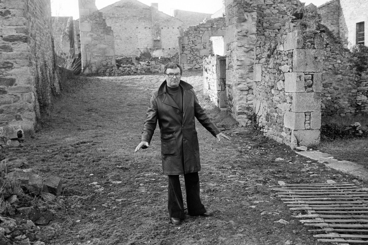 Robert Hébras, dernier survivant du massacre d’Oradour-sur-Glane, nous quitte à 97 ans. Il emporte avec lui le souvenir de cet abominable 10 juin 1944, quand la 2e Division Das Reich décima le village limousin, dont sa mère et deux sœurs. 
Que cette mémoire jamais ne s’éteigne.