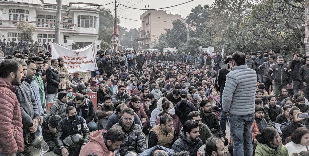 rowdybabyyy's tweet photo. @BhartiAjey @OfficeOfLGJandK @DivisionalComm1 @akshaylabroo @ImRavinderRaina @AshokKoul59 Dear Girdari Lal Uncle
Chasma laga kar dhyan se note karo, agar MahaShivtri tak hamari demand #RelocationOutsideKashmir aur #Salary release nahi hui toh TANDAV hoga sadko par. Ab hum tumko sikhayenge Politics kya hoti hai. Just wait & watch. HAR HAR MAHADEV🙏🏼 https://t.co/ih4ksISp9o