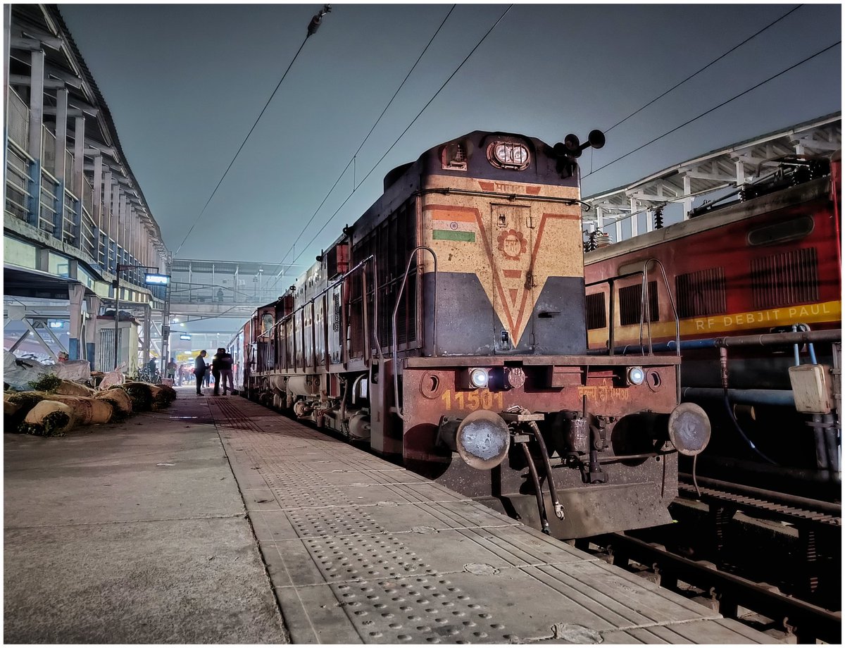 NFR_Enthusiasts's tweet photo. ALCo Supremacy at NJP 🔥
#Malda ALCo WDM3D #11501 with the #NightRider to #Kolkata: 12378 #NewAlipurduar - #Sealdah #PadatikExpress waiting for shunting signal to be decoupled from the train
📸: @debjitpaul7
#NFRailEnthusiasts
#DieselPower @drm_kir @RailNf @RailMinIndia https://t.co/MGdU2pJf0Q