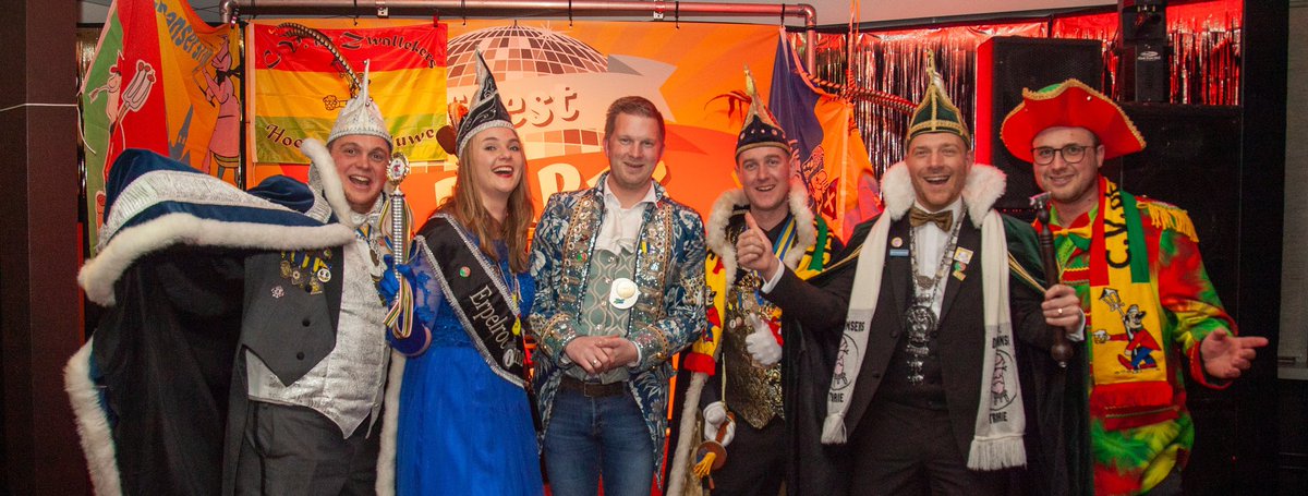 Wat een feest was het gisterenavond! Met het #verbroederingsbal hebben we #carnaval 2023 in #Erpelrooiersland, #Biesboschrakkersrijk, #Berenland, #Traaie en #DeMay officieel afgetrapt! Met dank aan <a href="/OmroepDrimmelen/">Omroep Drimmelen</a> voor dit toffe ‘staatsportret’! #Drimmelen