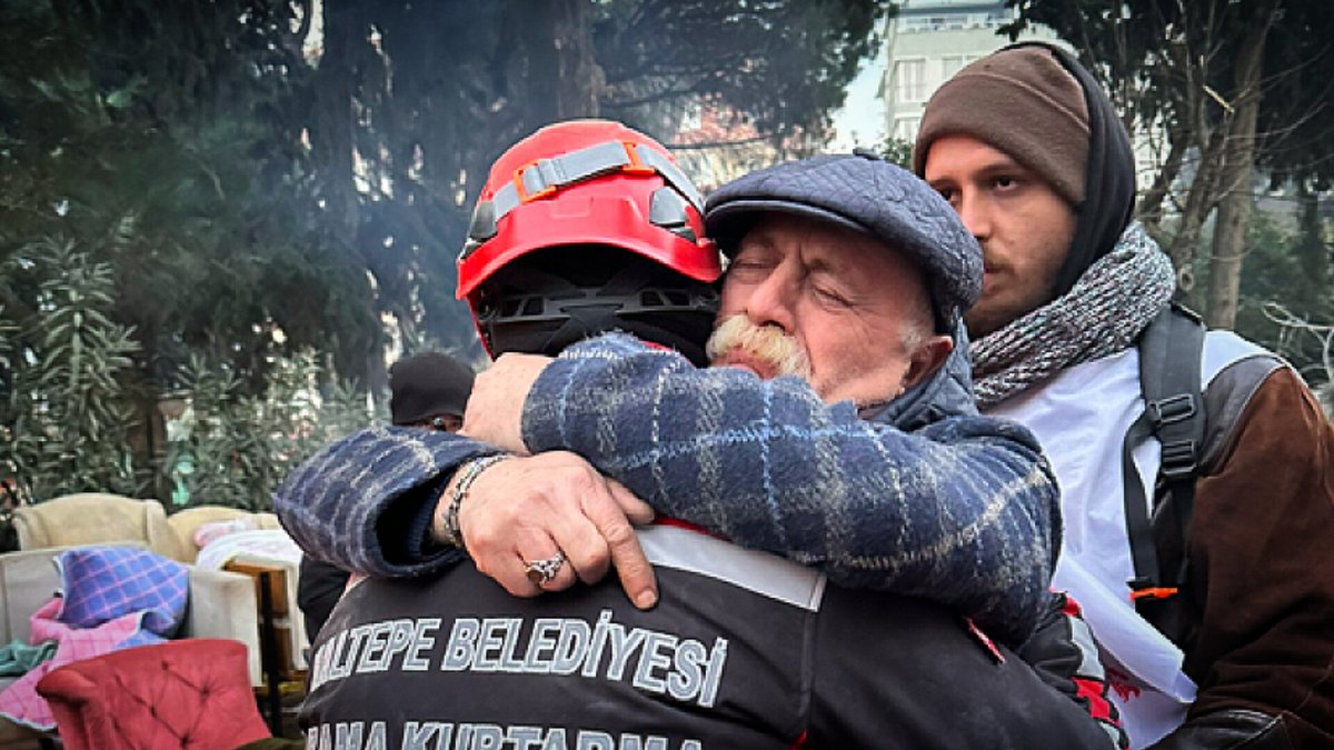 Orhan abi günlerce vinç istedi enkaz başında. Kızı Eylem'i bu sabah kaybetmişiz. Başımız sağolsun <a href="/orhanaydin6/">orhan aydın</a>

Eylem'i kim öldürdü; Deprem mi, müteahhit mi, bina mı? Sorumlusu kim? AFAD mı, bakanlık mı, CB Erdoğan mı? #EylemiKimÖldürdü ?

#EylemŞafakAydın 
#deprem
#depremzede