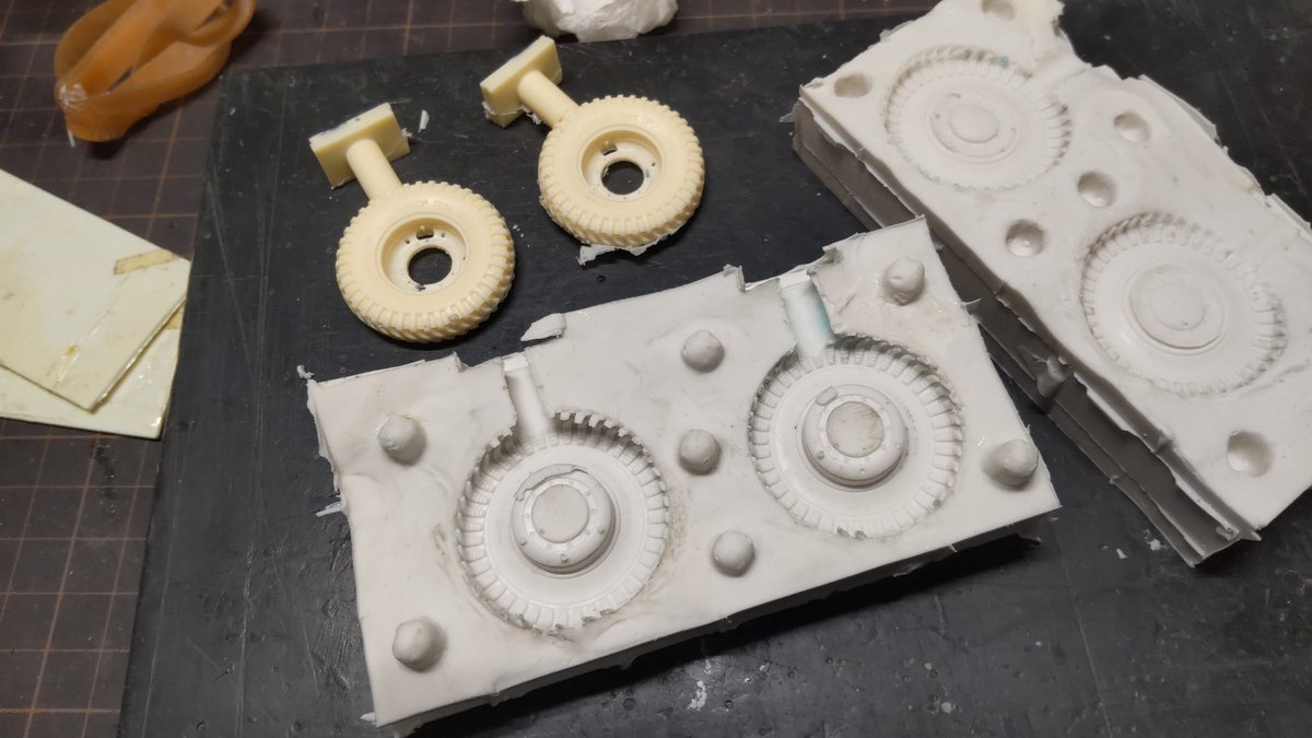 frankpapa99's tweet photo. 本日の進捗
ホームセンター開店を待って油粘土購入、型取り、レジン複製、整形して、塗装準備
#DiamondT980 #Tanktransporter https://t.co/Y8Nao9LO6R