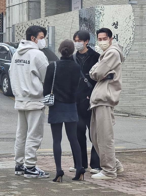 TheHallyuFan's tweet photo. ALCHEMY OF SOULS CAST MINI REUNION 🥺🫶🏻

this was during the wedding of Lee Jae Wook’s manager. hayy my heart💘💘

the best love square (?) ever 😂❤️

-
#AlchemyOfSouls #LeeJaeWook #GoYoonJung
#ShinSeungHo #HwangMinHyun #AlchemyOfSoulsS2 https://t.co/1VwOljARYN
