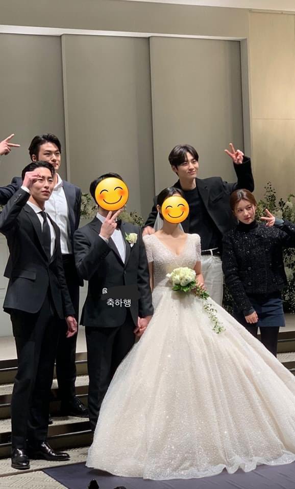 TheHallyuFan's tweet photo. ALCHEMY OF SOULS CAST MINI REUNION 🥺🫶🏻

this was during the wedding of Lee Jae Wook’s manager. hayy my heart💘💘

the best love square (?) ever 😂❤️

-
#AlchemyOfSouls #LeeJaeWook #GoYoonJung
#ShinSeungHo #HwangMinHyun #AlchemyOfSoulsS2 https://t.co/1VwOljARYN