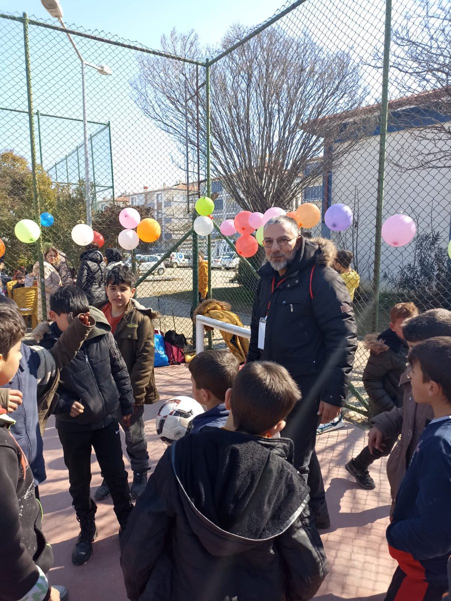 yasintepe's tweet photo. Deprem yaralarını sarıyoruz çocuklarımızla, toparlanacağız, ayağa kalkacağız, koşacağız yeni umutlara. https://t.co/0DZCJ5E9qL