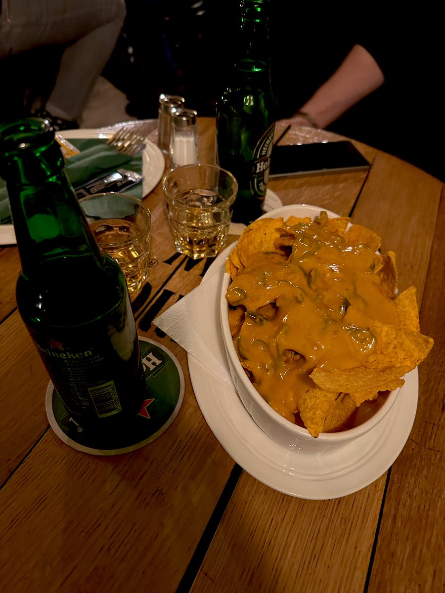 Esthedik17's tweet photo. 🥃🍜 war gestern mit dem guten @Haphazardoldboy etwas essen was ich schon lange mal verschlingen wollte 🤤 https://t.co/2EHFoWeB4y