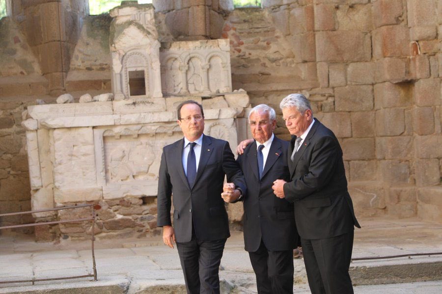 Avec Robert Hebras, c’est le dernier témoin du massacre d’Oradour-sur-Glane qui disparaît. Il nous revient de transmettre son message, celui qu’il m’avait confié en septembre 2013 avec le président allemand : n’oubliez jamais et défendez la paix, l’Europe et la démocratie.