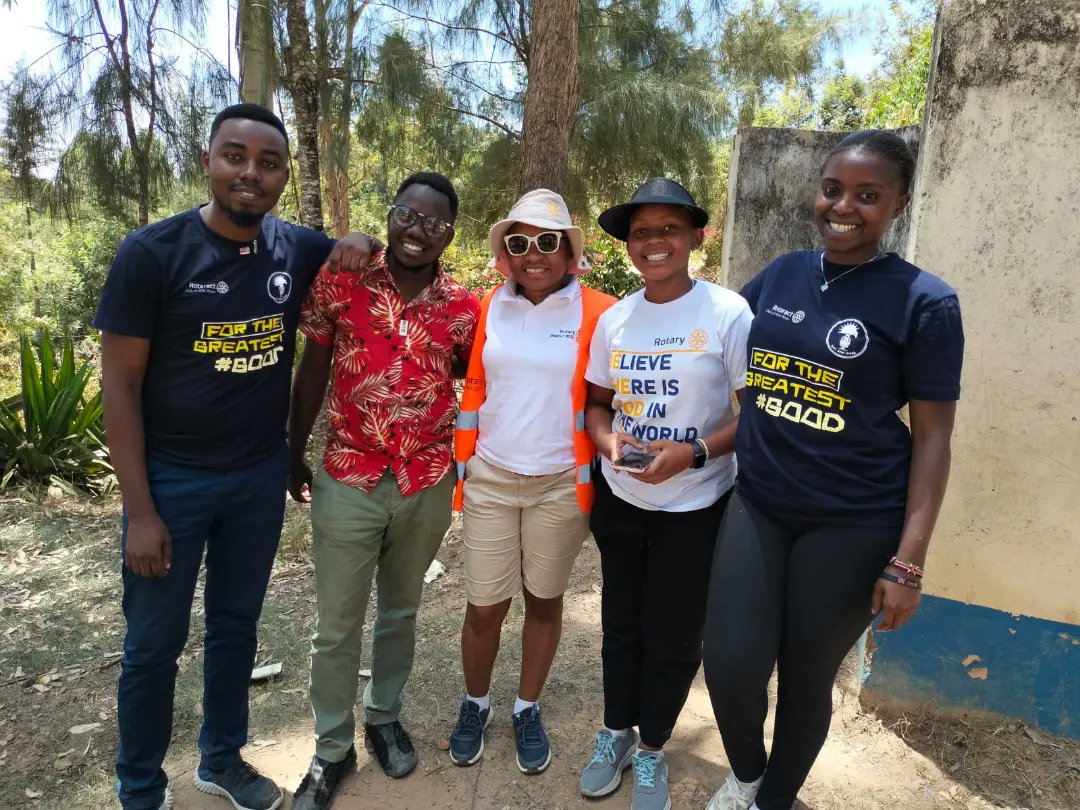 racathiriver's tweet photo. We joined @rotaryclubofathiriver for tree planting, dignity kit distribution & mentorship in Makueni , Iveti Hills Kithunguini Primary school .
#peopleofaction #forthegreatestgood #lionsofkapiti🦁 https://t.co/Kktv6vYcN7