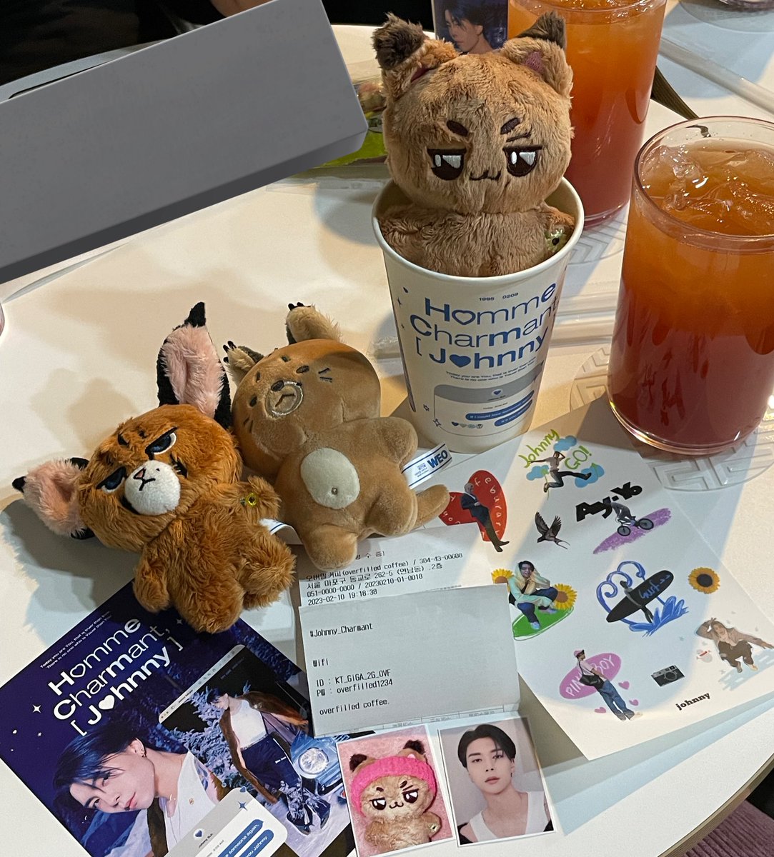 demijohnny_'s tweet photo. 쟈꼬미 박스 들고 도망가고 싶은 카페💚 용맹자꼬미 너무 많아요 너무 귀여워요 아무것도 쟈꼬미는 아무것도 안했는데 칭찬 해주고 싶어요🥹

#Johnny_Charmant https://t.co/0Odha2NbUg