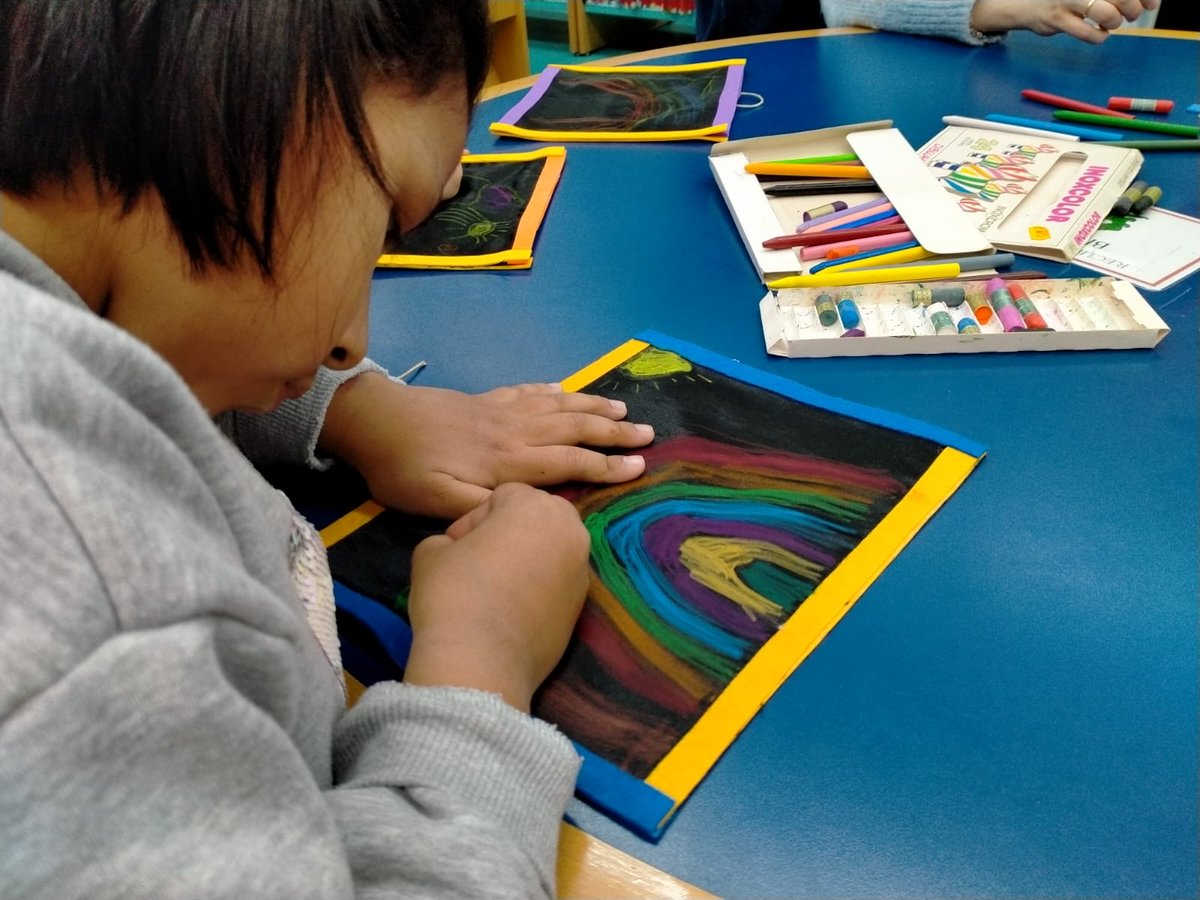 BPECuenca's tweet photo. En nuestro Club de Lectura Prelectores de hoy, Jenny @encuentada ha trabajado con los peques el cuento «Pino quiere a Nina» de ✍️ Gabriela Keselman y 🖌️ Teresa Novoa.
¡Se lo pasan de miedo! 🥳🥰
#ActividadesEnLaBiblioteca #ActividadesInfantiles #Lectura #Manualidades https://t.co/p8PkaS0tT2