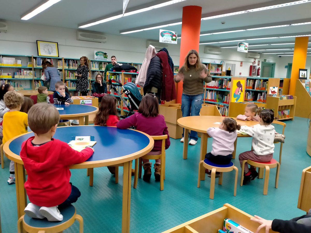 BPECuenca's tweet photo. En nuestro Club de Lectura Prelectores de hoy, Jenny @encuentada ha trabajado con los peques el cuento «Pino quiere a Nina» de ✍️ Gabriela Keselman y 🖌️ Teresa Novoa.
¡Se lo pasan de miedo! 🥳🥰
#ActividadesEnLaBiblioteca #ActividadesInfantiles #Lectura #Manualidades https://t.co/p8PkaS0tT2