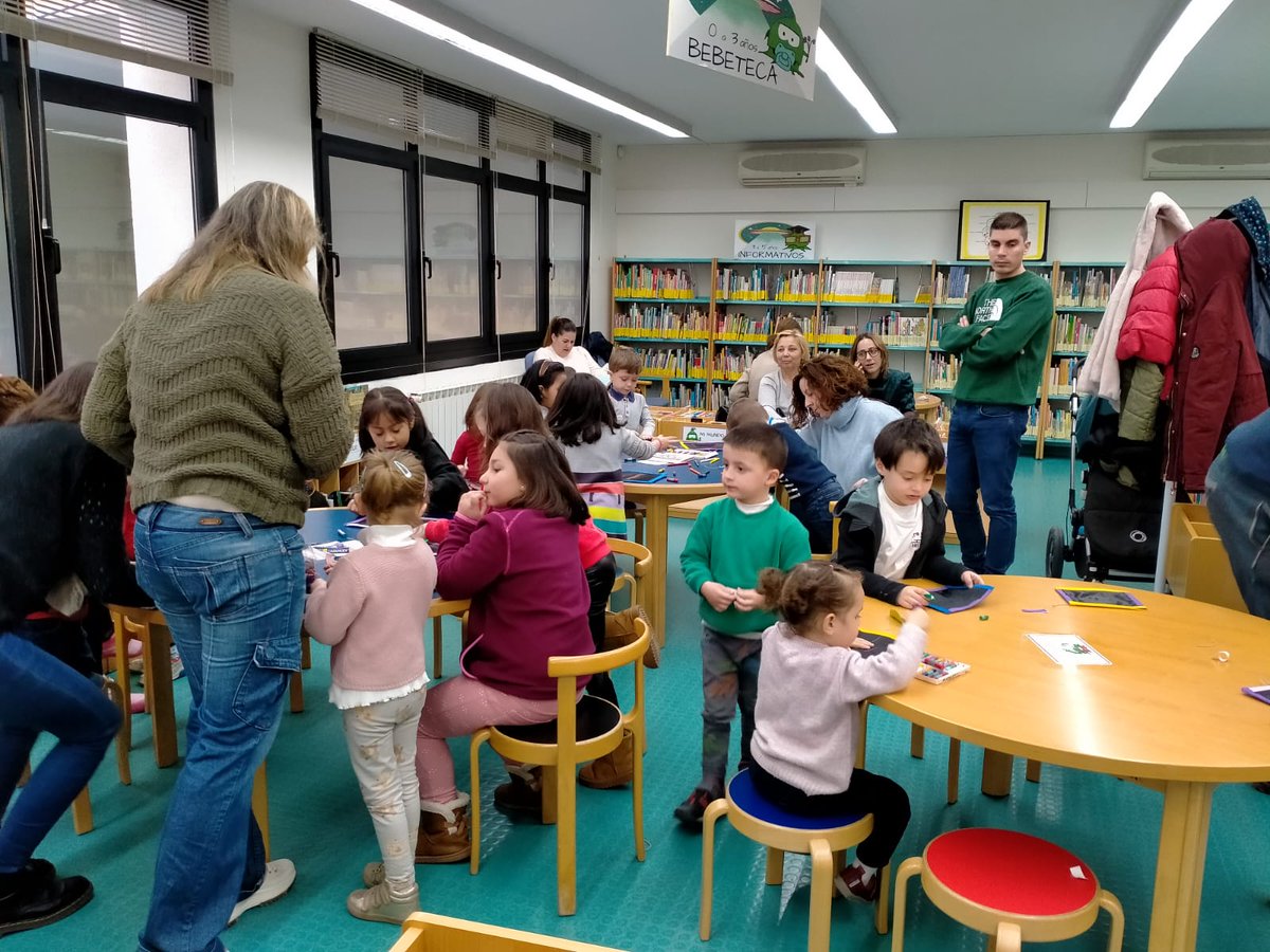 BPECuenca's tweet photo. En nuestro Club de Lectura Prelectores de hoy, Jenny @encuentada ha trabajado con los peques el cuento «Pino quiere a Nina» de ✍️ Gabriela Keselman y 🖌️ Teresa Novoa.
¡Se lo pasan de miedo! 🥳🥰
#ActividadesEnLaBiblioteca #ActividadesInfantiles #Lectura #Manualidades https://t.co/p8PkaS0tT2