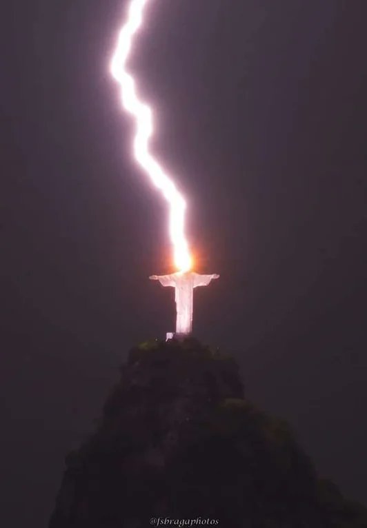 Lightning struck Christ the Redeemer in Rio de Janeiro on February 10, 2023 [more📷by Fernando Braga: buff.ly/40P0sVC]