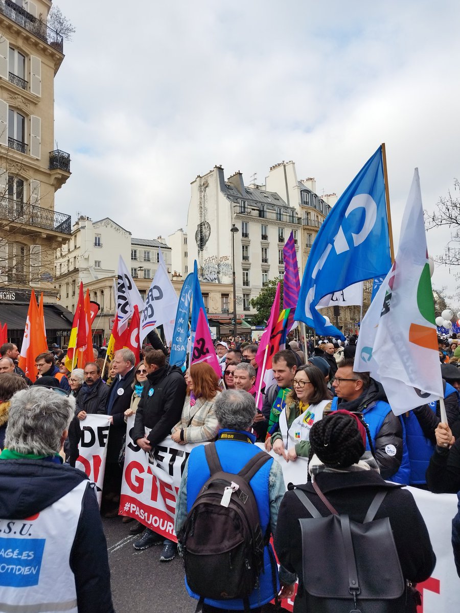 SyndicatCFTC's tweet photo. Les leaders syndicaux dans les starting blocks pour le départ du cortège parisien. Pour dire non à la #ReformeDesRetraites https://t.co/1TUeSuYiWG
