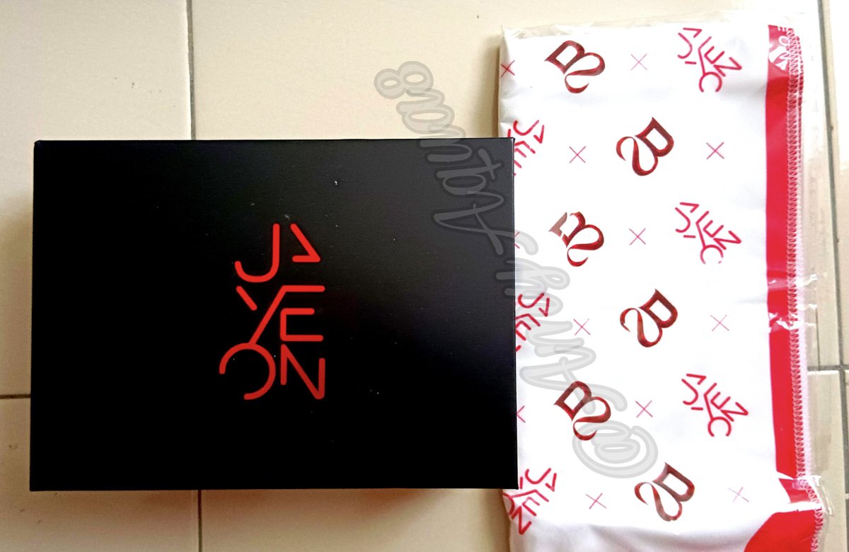AmyAqua8's tweet photo. I'm late but i'm still excited when my Jayeon's box that was specially made during Boun's birthday last year arrived. The box is amazing, the candle smells so sweet and the best part is the postcards look so great! I love it so much! ❤️❤️
#JayeonTh #bb0un https://t.co/bFd0ZJGdQ7