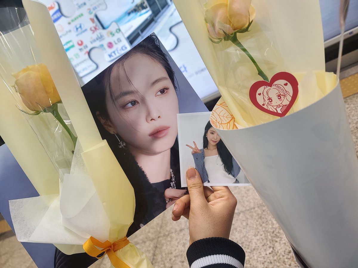 Only_Apink_Luv's tweet photo. 사진 나눔하신다고 올리신거 보고 바로 달려갔네요 너무 감사드려요ㅠ😭
마지막날까지 고생하셨습니다🥰
#Happy_Naeun_Day
#Blooming_in_February https://t.co/9f7OOHEkOd