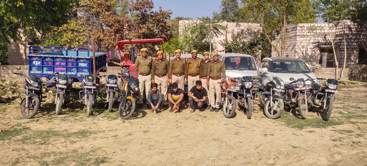 spkotarural's tweet photo. जिला पुलिस द्वारा वाहन चोर गिरोह का पर्दाफ़ाश

थाना सांगोद पुलिस ने वाहन चोर गिरोह का पर्दाफ़ाश करते हुए 01 ट्रैक्टर ट्रॉली,02 मारुति वैन,01 स्विफ्ट कार एवं 10 मोटरसाइकिल बरामद कर 03 चोरों को गिरफ़्तार करने में हासिल की सफलता 
@PoliceRajasthan #kotaruralpolice https://t.co/4szqtfDEkz