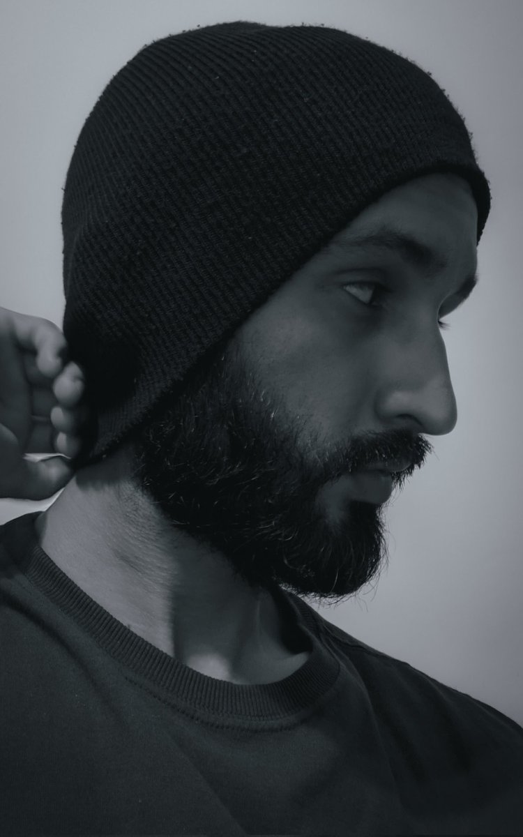 0taniel's tweet image. *ela tá vindo aí, age naturalmente*
eu imediatamente: