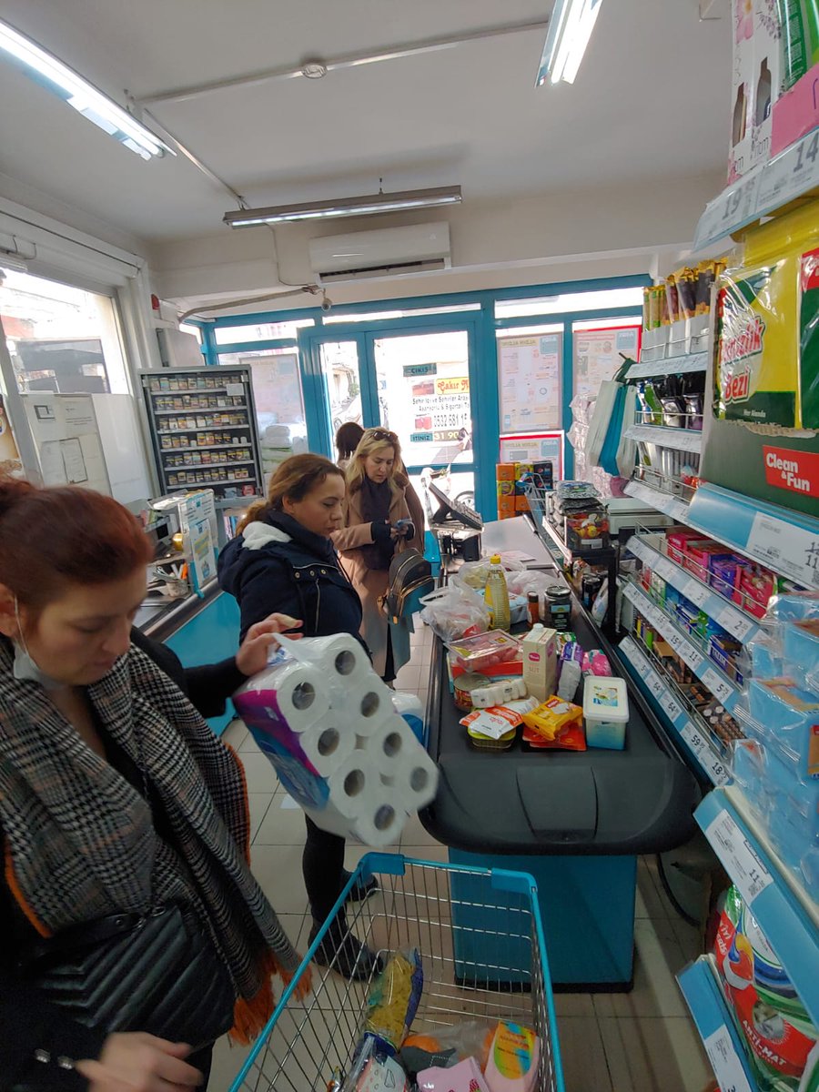 iyipartikonak35's tweet photo. Konak İlçe Başkanlığı olarak İlçe Başkanımız Sayın Coşkun Tatar koordinesinde yöneticilerimiz ile Diyarbakır' dan gelen geçici konutuna yerleşen ailemizi ziyaret ettik. Geçmiş olsun dileklerimizi iletip ilk etapta ihtiyaçlarını karşıladık. 

Bu zor günleri hep birlikte aşacağız. https://t.co/wMmrJRhbGk