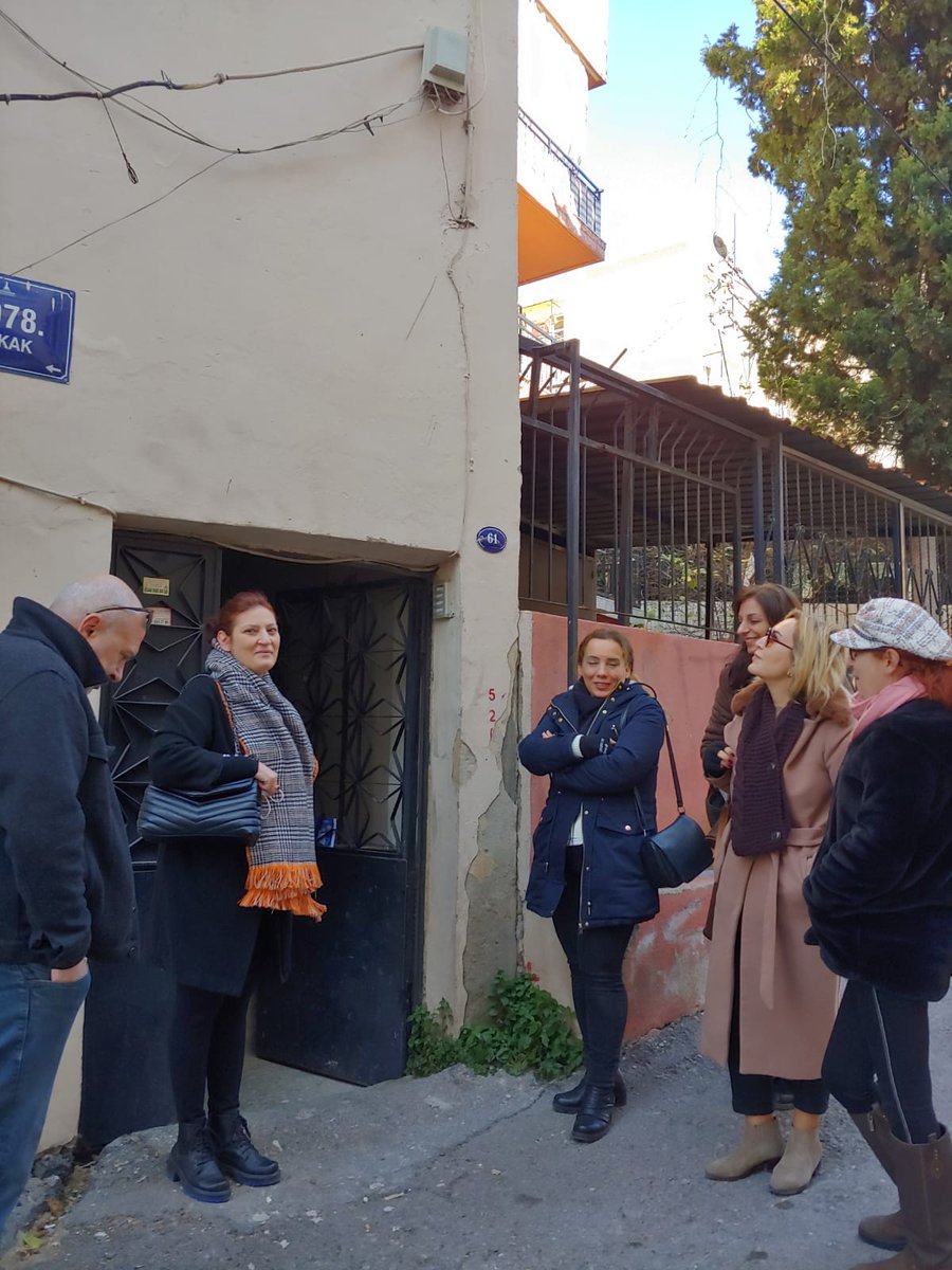 iyipartikonak35's tweet photo. Konak İlçe Başkanlığı olarak İlçe Başkanımız Sayın Coşkun Tatar koordinesinde yöneticilerimiz ile Diyarbakır' dan gelen geçici konutuna yerleşen ailemizi ziyaret ettik. Geçmiş olsun dileklerimizi iletip ilk etapta ihtiyaçlarını karşıladık. 

Bu zor günleri hep birlikte aşacağız. https://t.co/wMmrJRhbGk