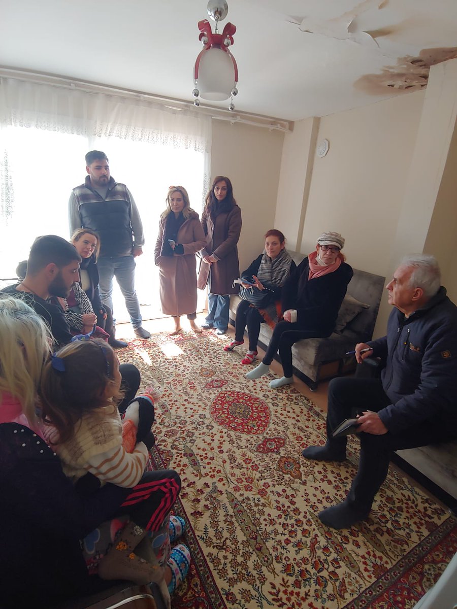 iyipartikonak35's tweet photo. Konak İlçe Başkanlığı olarak İlçe Başkanımız Sayın Coşkun Tatar koordinesinde yöneticilerimiz ile Diyarbakır' dan gelen geçici konutuna yerleşen ailemizi ziyaret ettik. Geçmiş olsun dileklerimizi iletip ilk etapta ihtiyaçlarını karşıladık. 

Bu zor günleri hep birlikte aşacağız. https://t.co/wMmrJRhbGk