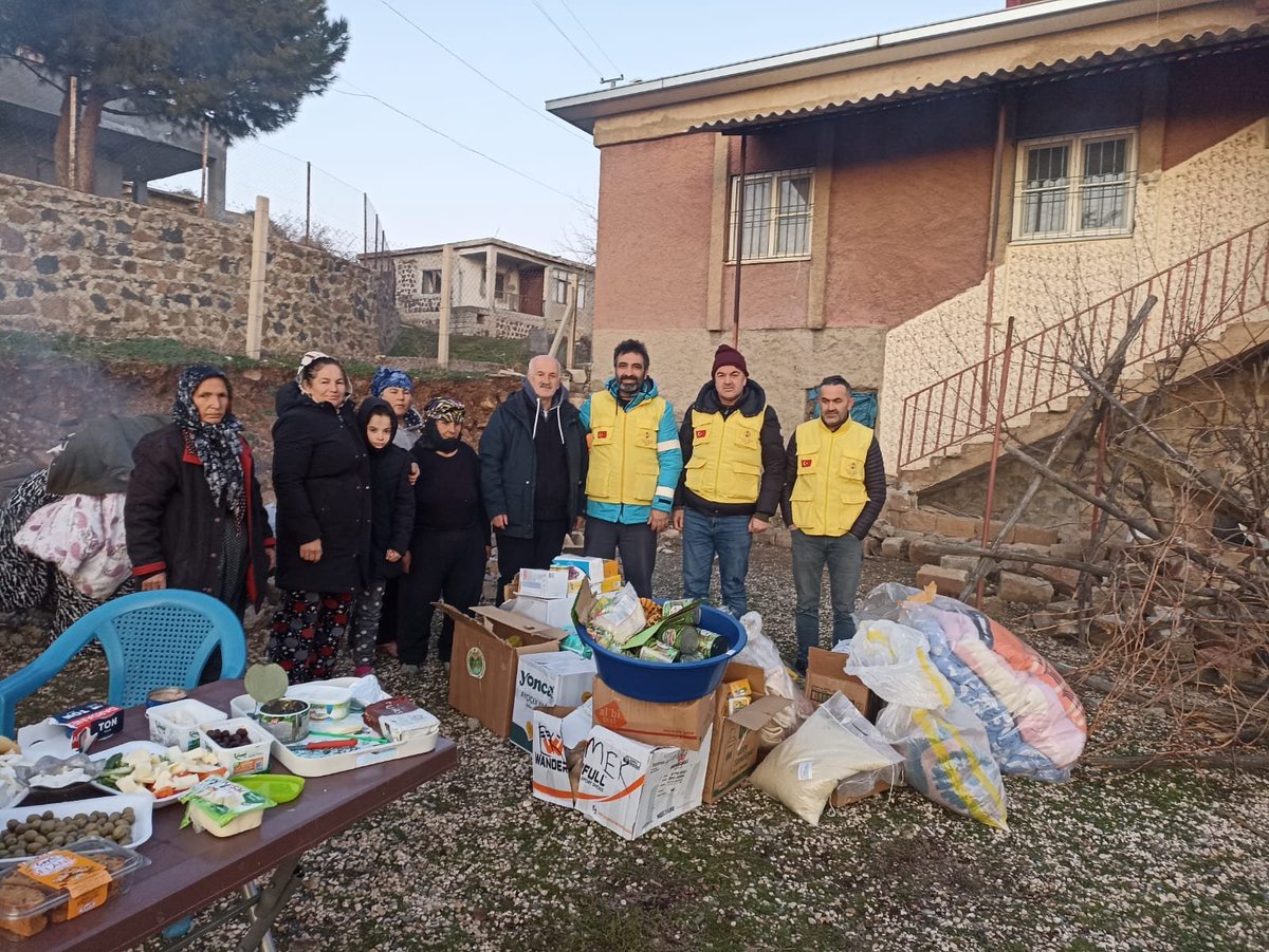 Bu köye daha önce hiç yardım gitmemiş . Depremin 3. günü, 3 gündür bahçede kalıyorlar. Açsınızdır dediler, bize kahvaltılıklarından ikram ettiler. Ayaküstü hemen atıştırdık .
Bir de şöyle bir dua aldık ; 

" Siz bu zor zamanımızda bize koştunuz ya, Allah'ta size koşsun " 💚