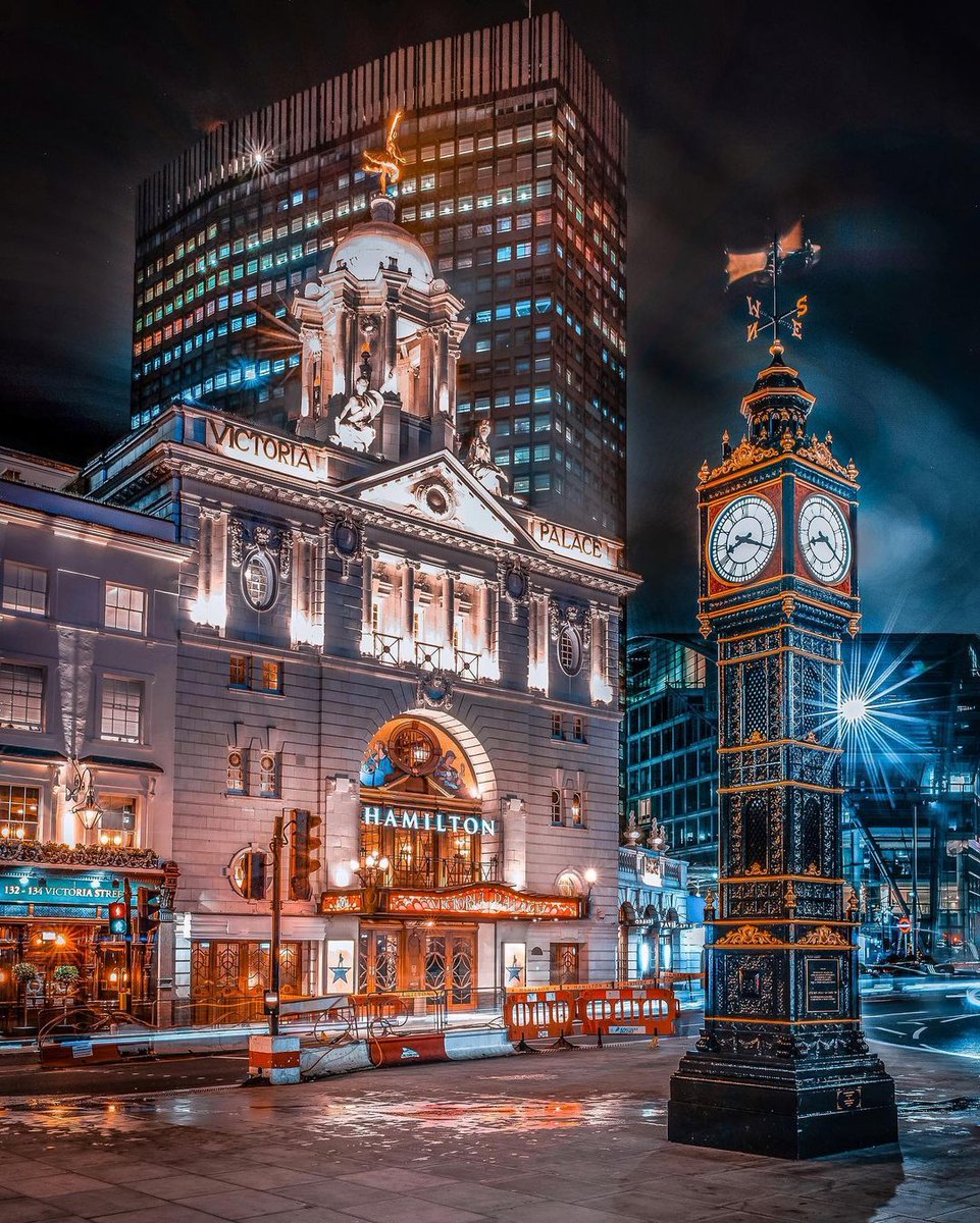 It's quiet uptown, but it's only a matter of time. ✨  #HamiltonLDN

📸: <a href="/KellyLeRox/">Kelly Le Rox</a>