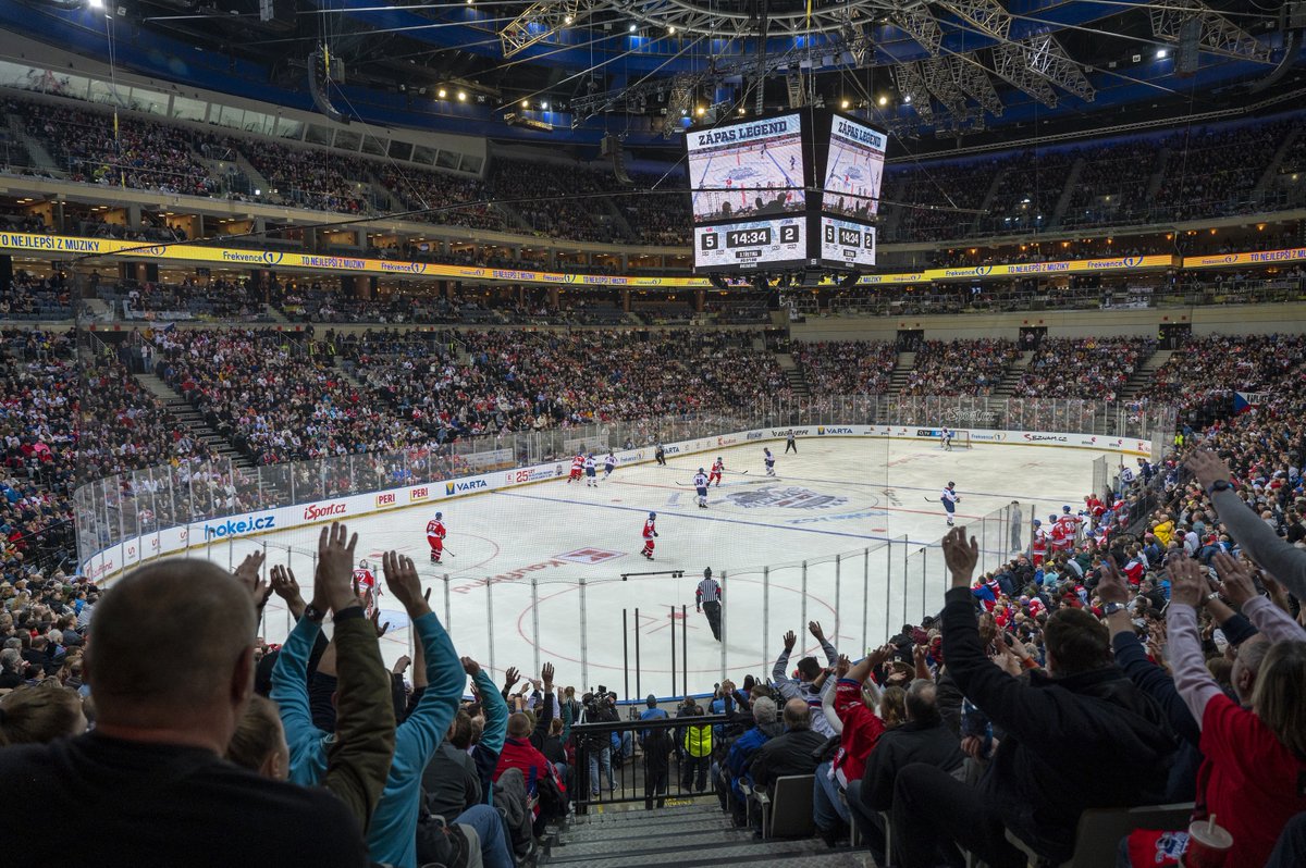 o2arenapraha's tweet photo. 🏒Celkem 17 302 diváků včera sledovalo #zapaslegend , který se konal k výročí 25 let od zlatého Nagana. 
Proti sobě nastoupily největší hvězdy českého i slovenského hokeje - například Jaromír Jágr, Petr Nedvěd, Patrik Eliáš, Ľubomír Višňovský, Marián Hossa nebo Richard Lintner. https://t.co/5t7eWy1nKs