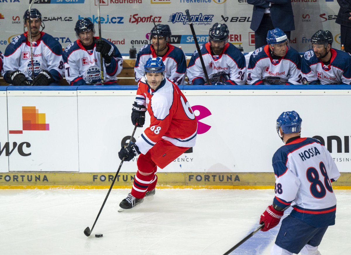 o2arenapraha's tweet photo. 🏒Celkem 17 302 diváků včera sledovalo #zapaslegend , který se konal k výročí 25 let od zlatého Nagana. 
Proti sobě nastoupily největší hvězdy českého i slovenského hokeje - například Jaromír Jágr, Petr Nedvěd, Patrik Eliáš, Ľubomír Višňovský, Marián Hossa nebo Richard Lintner. https://t.co/5t7eWy1nKs