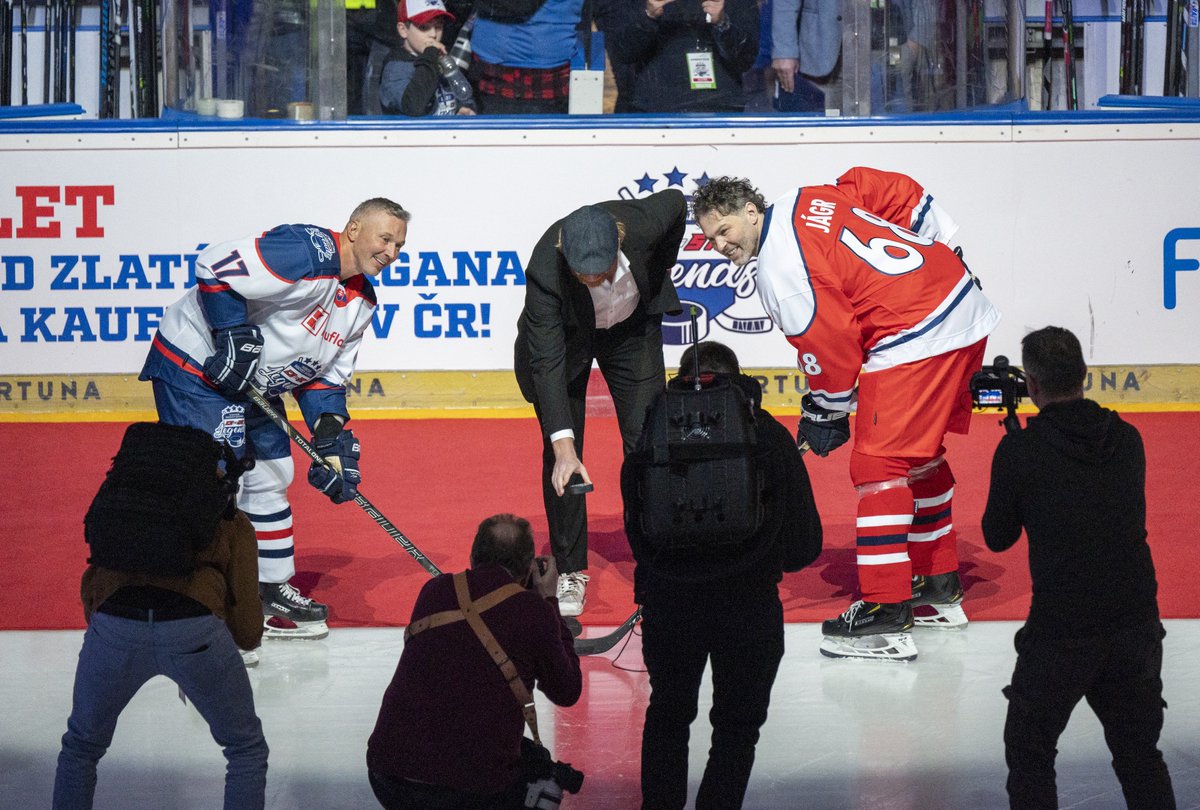 o2arenapraha's tweet photo. 🏒Celkem 17 302 diváků včera sledovalo #zapaslegend , který se konal k výročí 25 let od zlatého Nagana. 
Proti sobě nastoupily největší hvězdy českého i slovenského hokeje - například Jaromír Jágr, Petr Nedvěd, Patrik Eliáš, Ľubomír Višňovský, Marián Hossa nebo Richard Lintner. https://t.co/5t7eWy1nKs