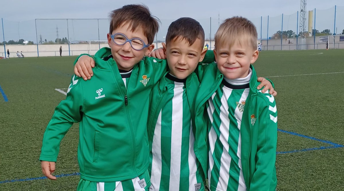 ¡Notición de sábado! 🆕💚

Rafa, Abraham y Thiago, futbolistas de la #EscuelaBetis, realizaron la pasada semana un entrenamiento de captación con la 
<a href="/RBetisCantera/">Real Betis Cantera</a>⚽️🔝

¡Enhorabuena! 🙌