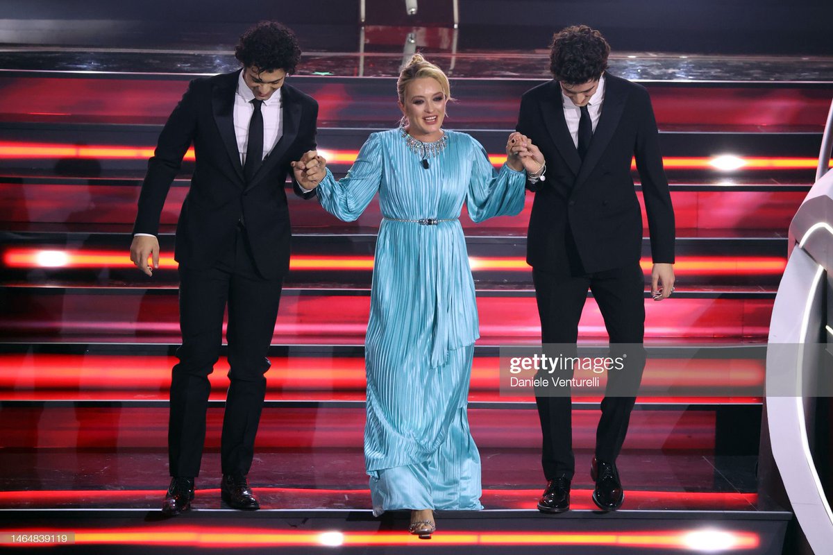 La meraviglia di questa foto: Carolina Crescentini, Massimiliano Caiazzo (a sinistra) e Nicolas Maupas (a destra). “Mare Fuori”, Sanremo 2023. [📸: Daniele Venturelli / Getty Images]