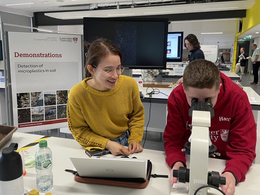 Soplas (@soplasitn) on Twitter photo Our PhD student <a href="/QNPhanLe98/">Quynh Nhu Phan Le</a> had a great time at the <a href="/LancasterUni/">Lancaster University</a> open day teaching prospective students and the community about our #microplastic research <a href="/LancsUniLEC/">Lancaster Environment Centre</a> ! Lots of interesting questions and a great opportunity to help people understand microplastics in our #soils! Our PhD student <a href="/QNPhanLe98/">Quynh Nhu Phan Le</a> had a great time at the <a href="/LancasterUni/">Lancaster University</a> open day teaching prospective students and the community about our #microplastic research <a href="/LancsUniLEC/">Lancaster Environment Centre</a> ! Lots of interesting questions and a great opportunity to help people understand microplastics in our #soils!