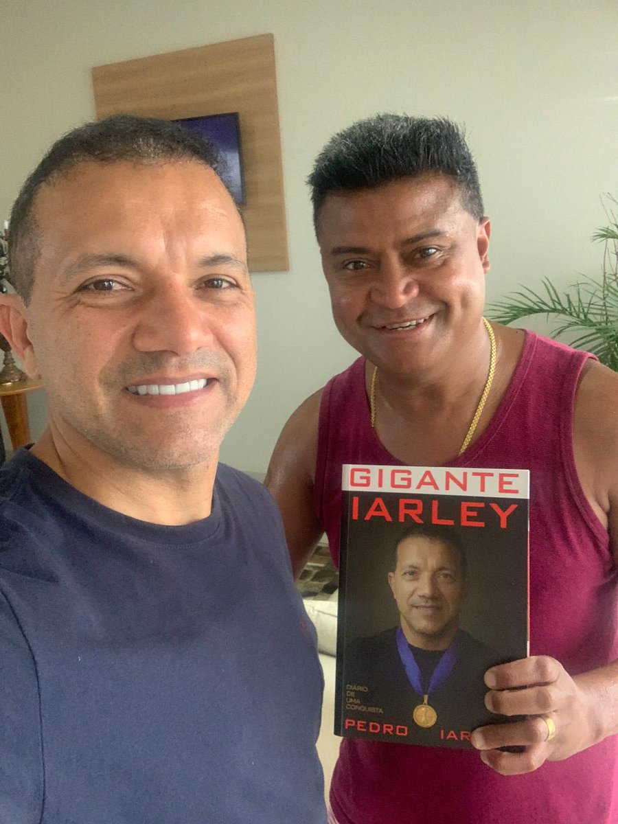 IarleyDantas's tweet photo. Presenteando o homem que fez o gol do título no mundial de clubes 2006. #gabiru https://t.co/IyQll5g3bB