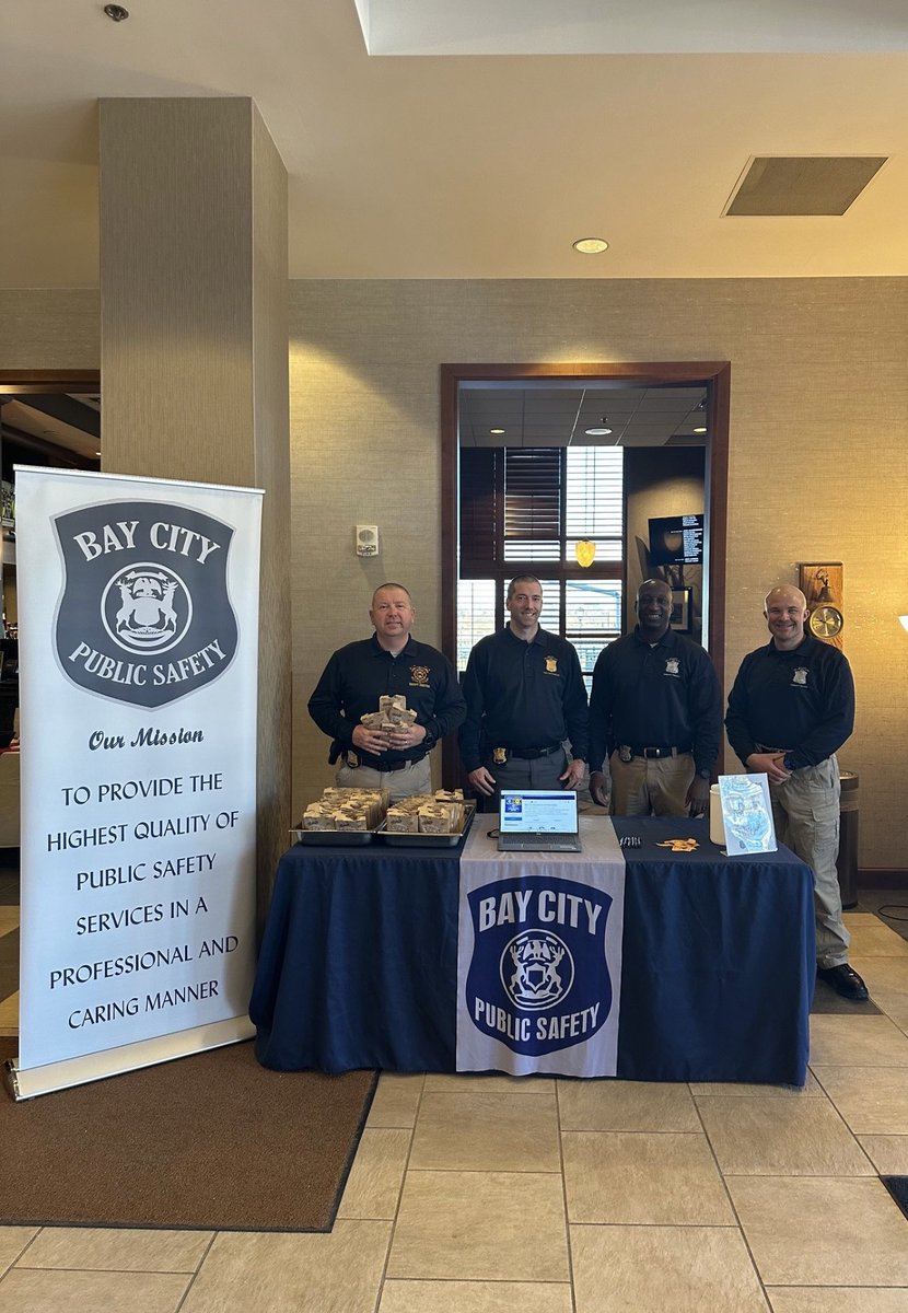 BayCityDPS's tweet photo. Did you know 🍪cookies🍪 go great with hot chocolate? ☕️

Join our team at Doubletree Hotel Bay City - Riverfront for Downtown Bay City’s Hot Chocolate Hop —right now!

Money raised will benefit Special Olympics Michigan athletes! https://t.co/zL0WteRUmj