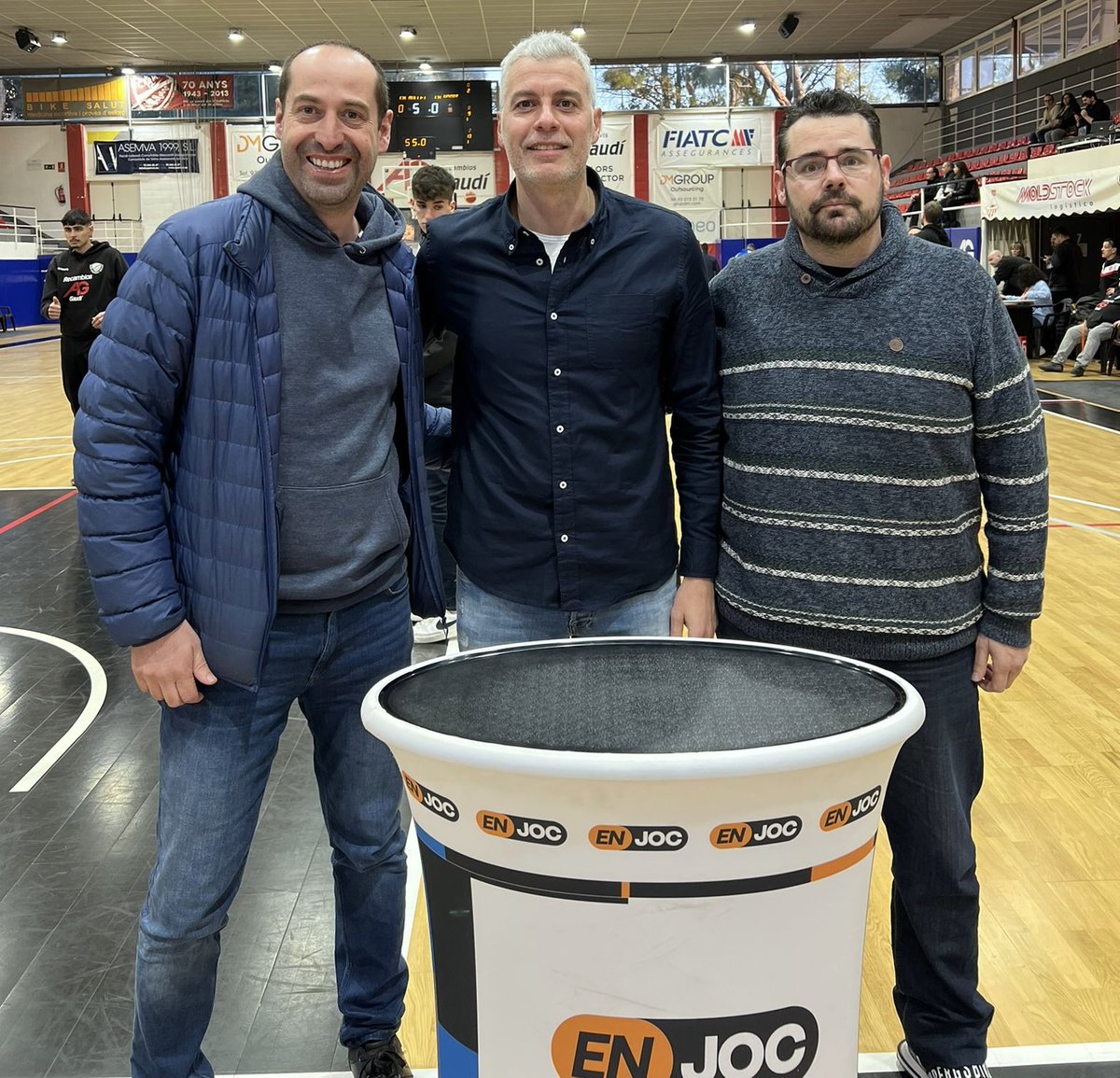 L'equip del bàsquet🏀 a l’#EnJocTV d'avui! 🎙 Narra @xavifer_XF 📋 Analista @r_montanez8, exjugador i director esportiu 🚶 Amb Albert Maspons, de @vallesvisio, a peu de pista 🔴 Vivim la #LEBPlata, @cbmollet 🆚 @cbhospitalet, i en DIRECTE a les 📺TV locals i a 📱@xala_cat