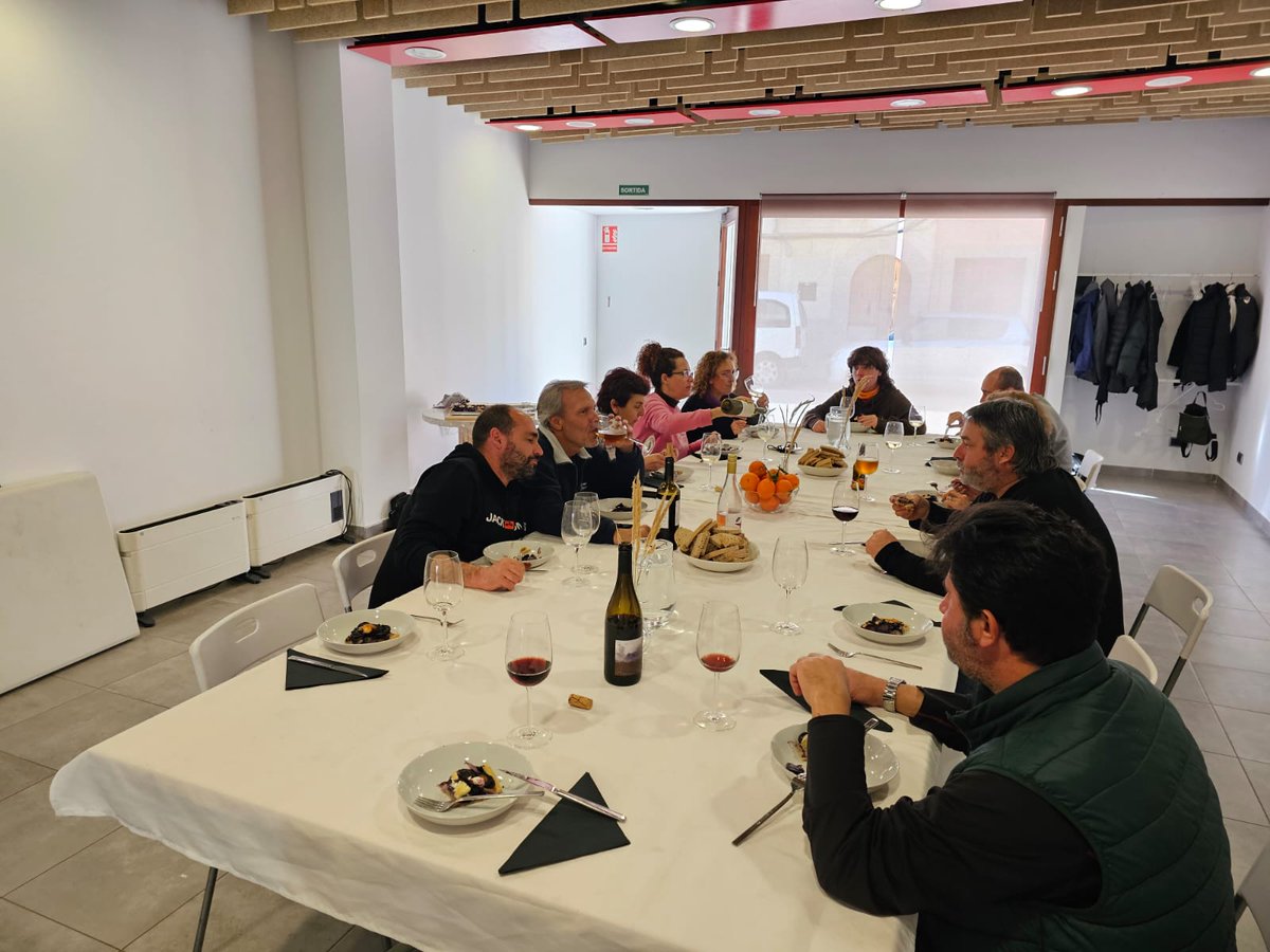 El taller de safarnària de <a href="/aculturagastro/">Cultura Gastronomica</a> ha donat els seus fruits. Coca de ceba, safarnària i formatge i frit de safarnària, acompanyat de bon vi i millor companyia.