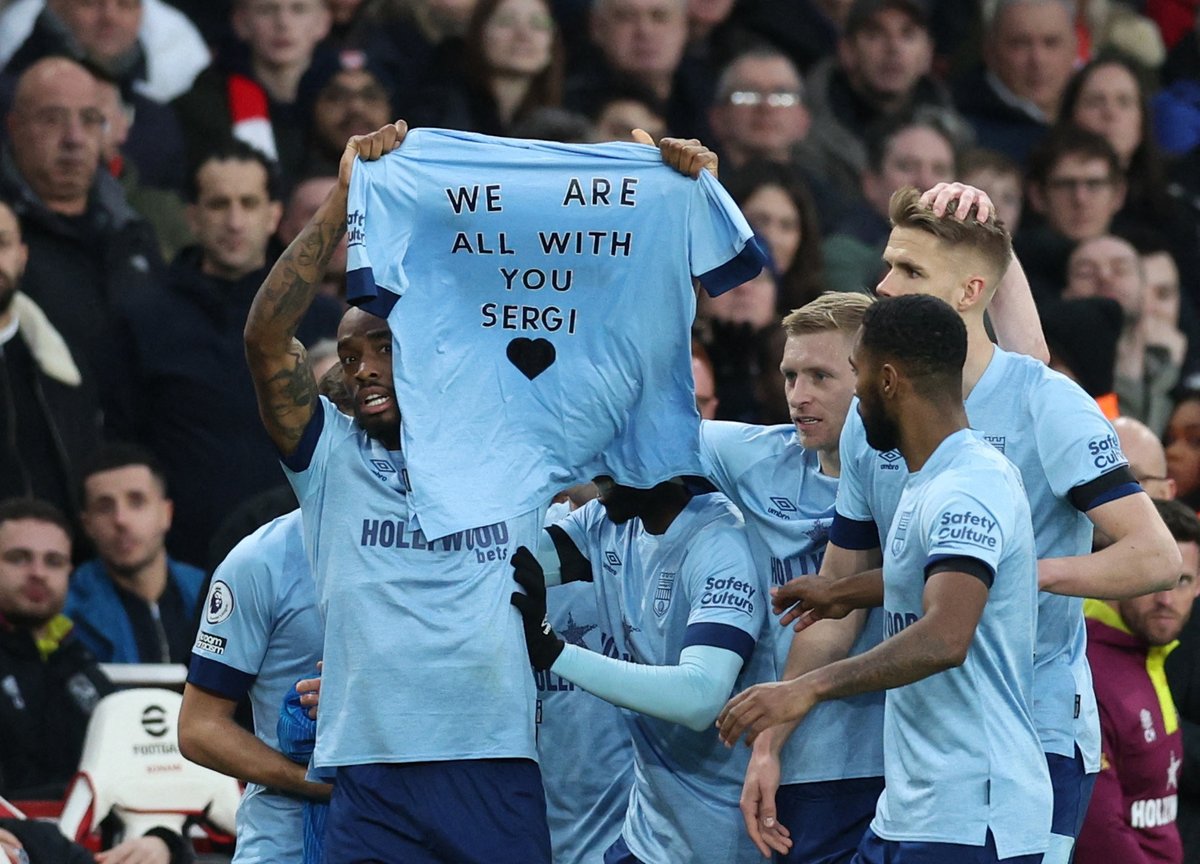 ❤️‍🩹 La dedicatoria más especial de Ivan Toney.

Tras marcar el empate ante el Arsenal, cogió una camiseta del banquillo del Brentford.

💬 "We are all with you, Sergi".

El equipo inglés manda así todo su amor a Canós, su excompañero, cuya madre falleció hace un par de días.