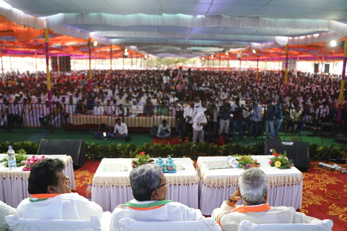 siddaramaiah's tweet photo. ವಿಜಯಪುರ ಜಿಲ್ಲೆಯ ಇಂಡಿಯಲ್ಲಿ ಇಂದು ಆಯೋಜಿಸಿದ್ದ ಪ್ರಜಾಧ್ವನಿ ಸಮಾವೇಶವನ್ನು ಉದ್ಘಾಟಿಸಿ, ಹಿಂದಿನ ನಮ್ಮ ಸರ್ಕಾರದ ಸಾಧನೆಗಳು ಮತ್ತು ಮುಂದೆ ನಾವು ಅಧಿಕಾರಕ್ಕೆ ಬಂದಲ್ಲಿ ಜಾರಿಗೊಳಿಸುವ ಜನಪರ ಯೋಜನೆಗಳ ಬಗ್ಗೆ ಮಾಹಿತಿ ನೀಡಿ, ಕಾಂಗ್ರೆಸ್ ಪಕ್ಷವನ್ನು ಬೆಂಬಲಿಸುವಂತೆ ಮನವಿ ಮಾಡಿದೆ. https://t.co/ifRaj2PaDB
