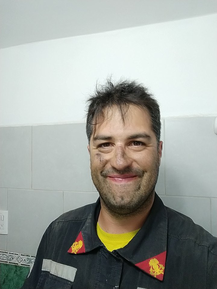 GuadaMadrazo's tweet photo. Abro hilo esperando de que llegue a la mayor cantidad de gente posible. El pibe de la foto se llama Reynaldo y es mi amigo desde los 12 años. Rey es una especie de G.I Joe de la montaña y es bombero voluntario en Trevelin. Ahora está enfrentando el fuego en el Parque Los Alerces https://t.co/9ZEK772UyZ