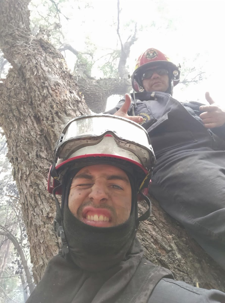 GuadaMadrazo's tweet photo. Abro hilo esperando de que llegue a la mayor cantidad de gente posible. El pibe de la foto se llama Reynaldo y es mi amigo desde los 12 años. Rey es una especie de G.I Joe de la montaña y es bombero voluntario en Trevelin. Ahora está enfrentando el fuego en el Parque Los Alerces https://t.co/9ZEK772UyZ